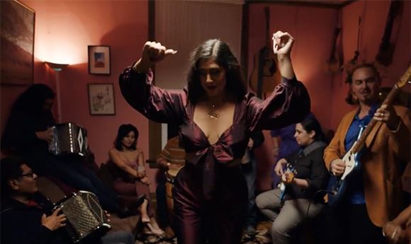 Music Video: La Doña - <i>Quién Me La Paga</i>